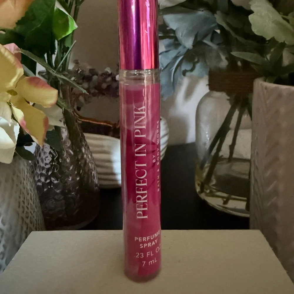 🆕🎀 BATH & BODY WORKS “PERFECT IN PINK” MINI PERFUME SPRAY. NEW FACTORY SEALED! - Picture 2 of 4